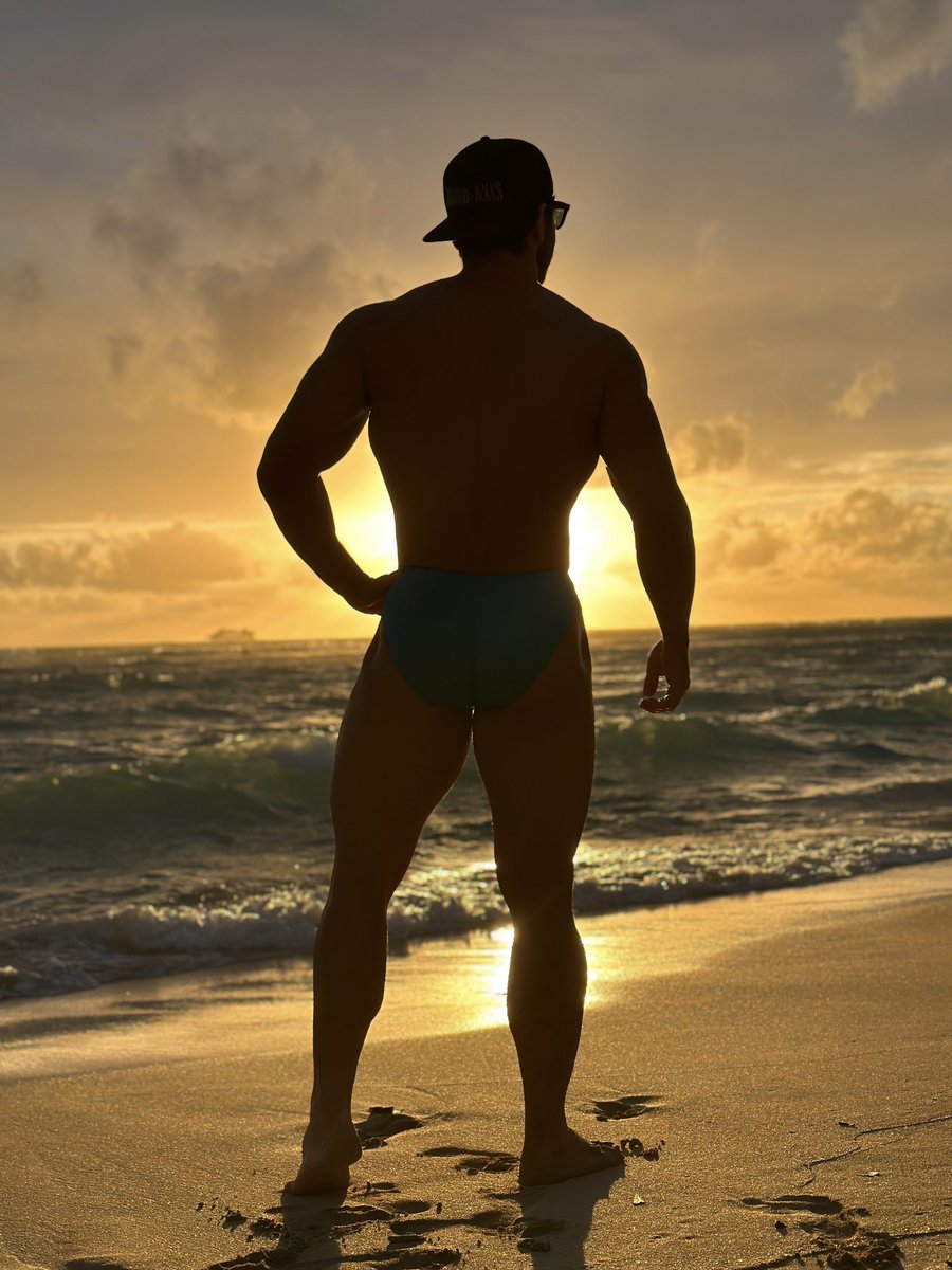 final sunset in Oahu, Hawaii. 2 weeks wasn’t enough! The setting… the company… so sad it’s over, so grateful it happened… 🙏☺️☺️❤️🙌

Wearing our @grand_axis SG Mini-Brief 
SHOP! ➡️ shopgrandaxis.com/collections/al…

#swimbriefs #speedos #guysinswimwear #guysinspeedos #minibrief