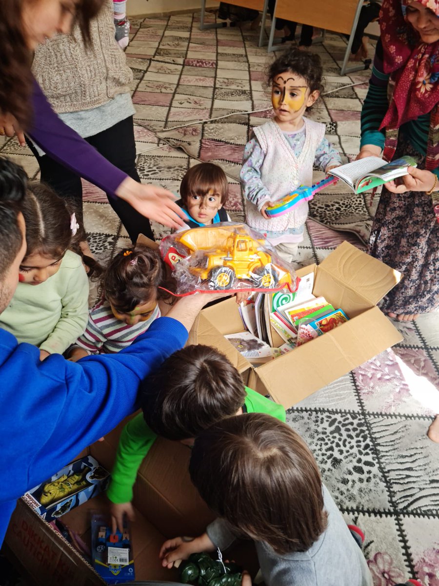 AnaokuluEskil's tweet photo. Depremzede ailelerimiz ve çocuklarımızla etkinliklerimizi gerçekleştirdik 
@hmzaydg @haciomerkartal @brahimKler2 @Ahmetiris1 @Eskil_MEM https://t.co/EASrLtqkiO