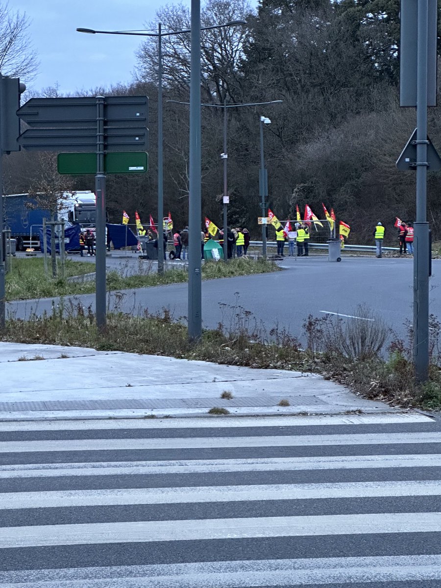 Ils sont 10 à bloquer l’entrée de Via Silva #rennes