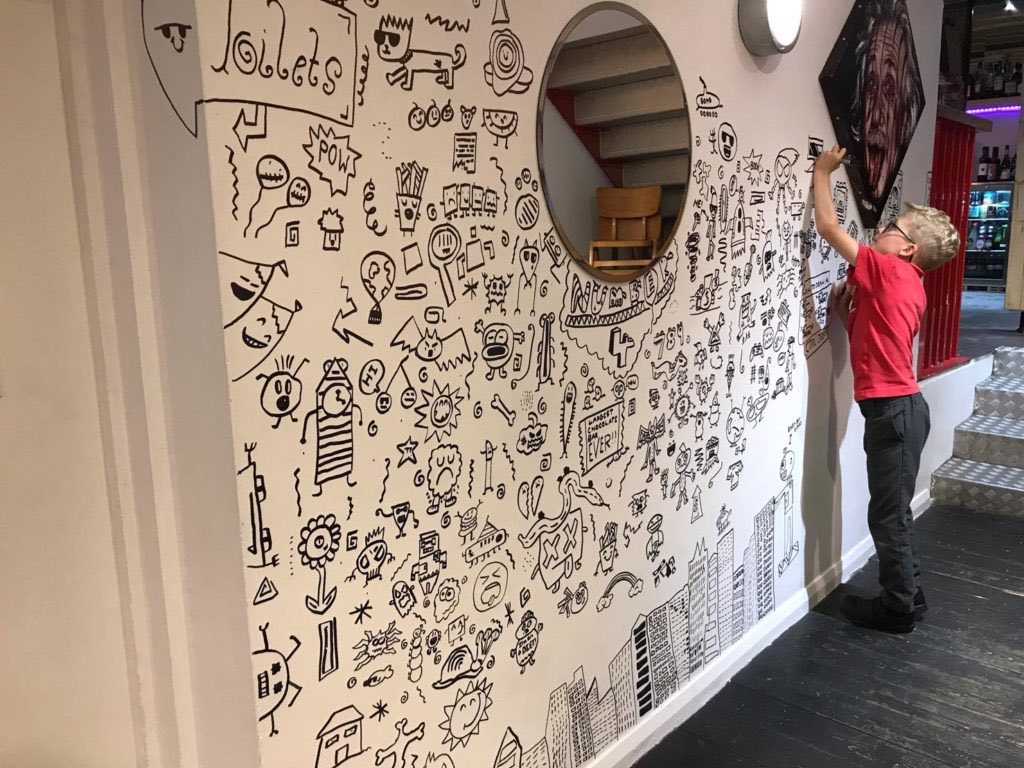 XpressTR's tweet photo. Okul duvarlarına sürekli çizim yaptığı için disiplinlik olan çocuğu bir restoran kendilerine çizim yapması için işe almış. Yeteneği görmek.😊👏 https://t.co/10NRlhn2yt