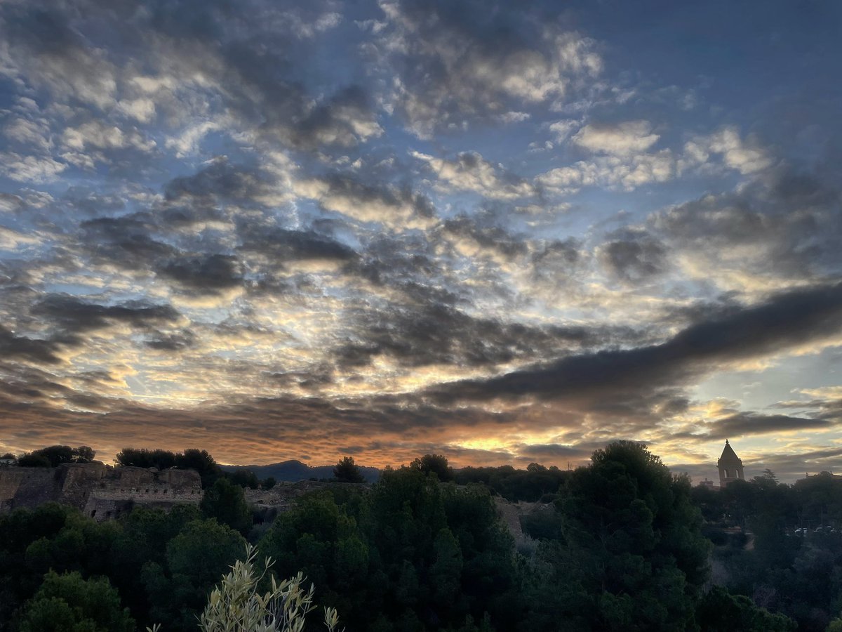 ERoigM's tweet photo. Bon dia #Tortosa bon dimarts #TerresdelEbre #ColldelAlba #CreudeCollRedo #FortífOrleans #Seminari #Stand https://t.co/Uqt94mRPU8