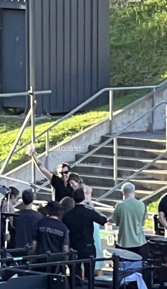 hsbandflorals's tweet photo. HARRY AND NY OH AFTER SHE PERFOMED ON STAGE TONIGHT 🫂 #LoveOnTourAuckland https://t.co/bhHyVgqSb0