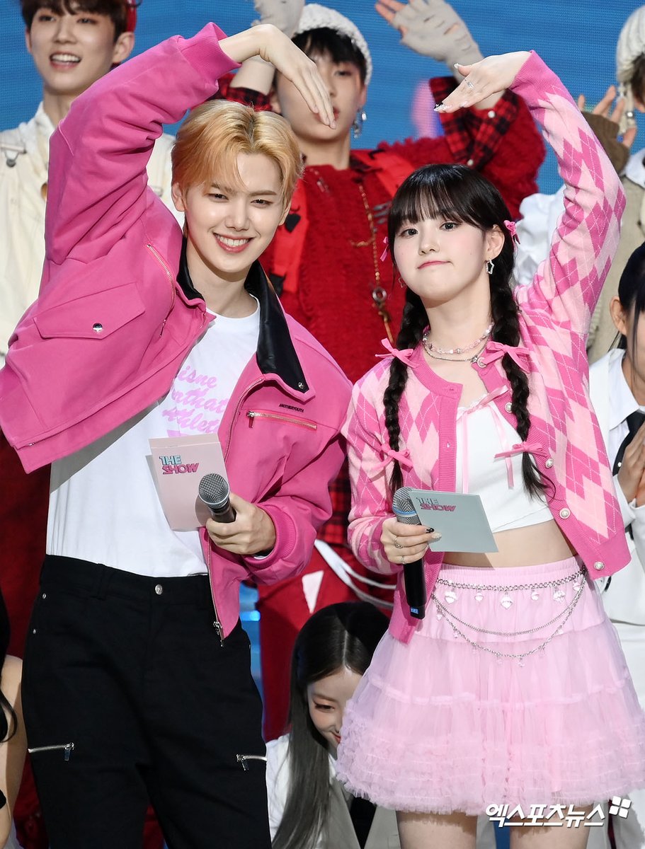 มินฮีมาบับเบิ้ล 😭😭😭 บอกว่าข่าวมาไวไปนิดนึงมั้ย ผมกำลังจะจบการศึกษาจากโรงเรียนลูกหมา (The Show) อย่างภาคภูมิใจนะ เวลาผ่านไปไวมากเลย หวังว่าพวกคุณจะมีความสุขกับช่วงเวลานั้นนะ มินฮีก็เสียใจ แต่การสิ้นสุดอันนี้ก็คือการเริ่มต้นสิ่งใหม่ๆ ดังนั้นอย่าเศร้าไปเลยนะ