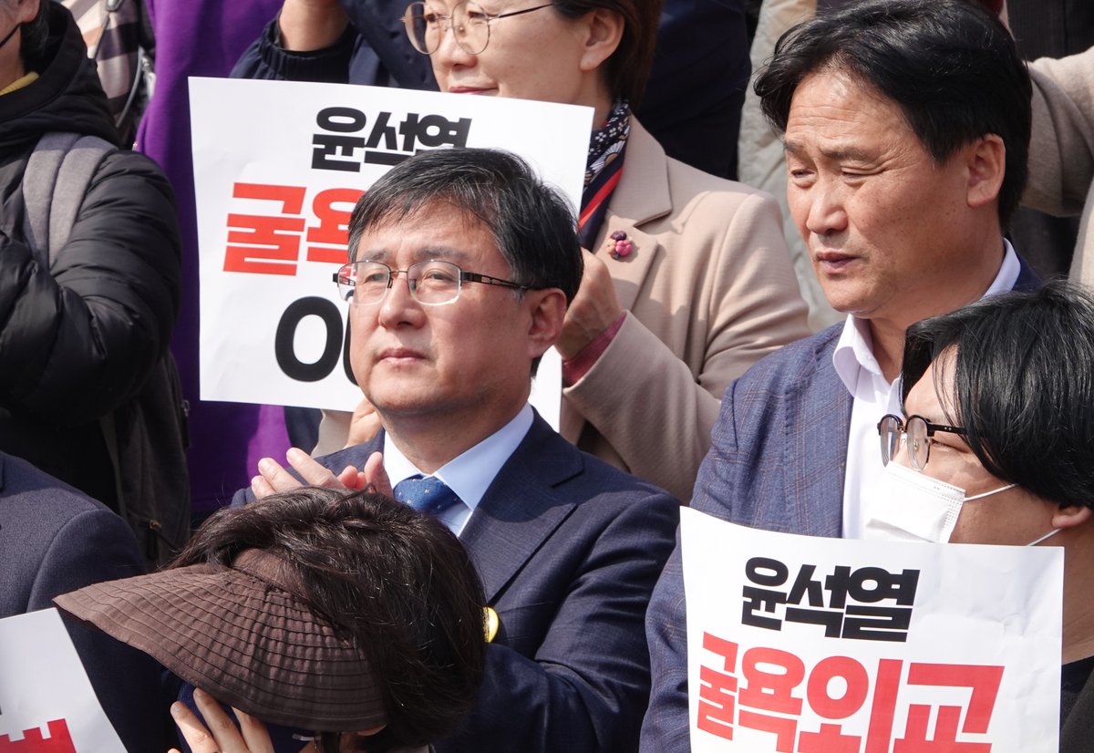 no1nowon's tweet photo. "윤석열 대통령은 한국 사람이오, 일본 사람이오?"

강제동원 피해자 양금덕 할머니의 말씀입니다.
3.1절을 친일절로 만들었던 윤석열정부가 어제는 식민 지배의 불법성과 일제 전범기업의 배상을 명시한 대법원 판결을 뒤집고 국내 기업의 돈으로 배상금을 지급하겠다 발표했습니다. 어이가 없습니다. https://t.co/pv97s9T32z