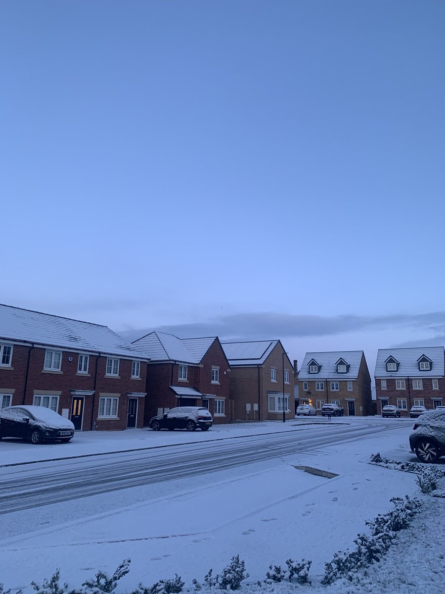 zeta_hill's tweet image. A little bit of snow this morning for the #morningcommute 
#notspringyet #NorthEastLiving 
I love our new home in the North ❄️😁
