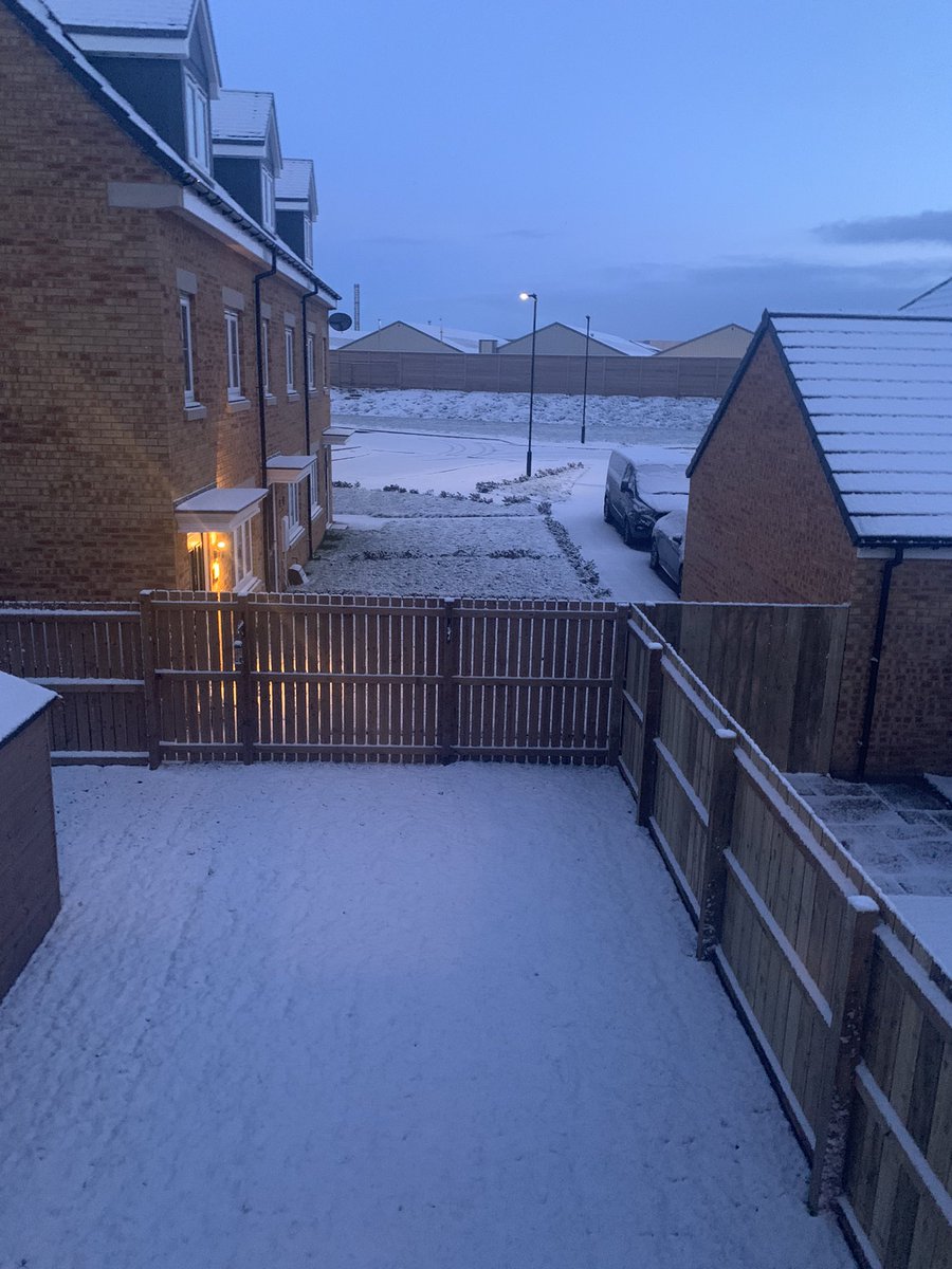 zeta_hill's tweet image. A little bit of snow this morning for the #morningcommute 
#notspringyet #NorthEastLiving 
I love our new home in the North ❄️😁