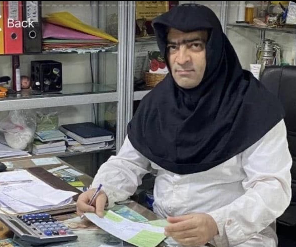 iwont_forget's tweet photo. تعدادی از کارکنان مرد داروخونه ها در اعتراض  به اجبار برای پوشش اسلامی خودشون رو به این شکل در آوردن (((:😂

#مهسا_امینی https://t.co/h1AklyEWQ7