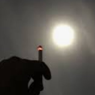 legalizzas's tweet image. &quot;Si guarda la sigaretta e non la luna&quot;.

#sigarette #GovernoMeloni #diritti #giustizia #Propaganda