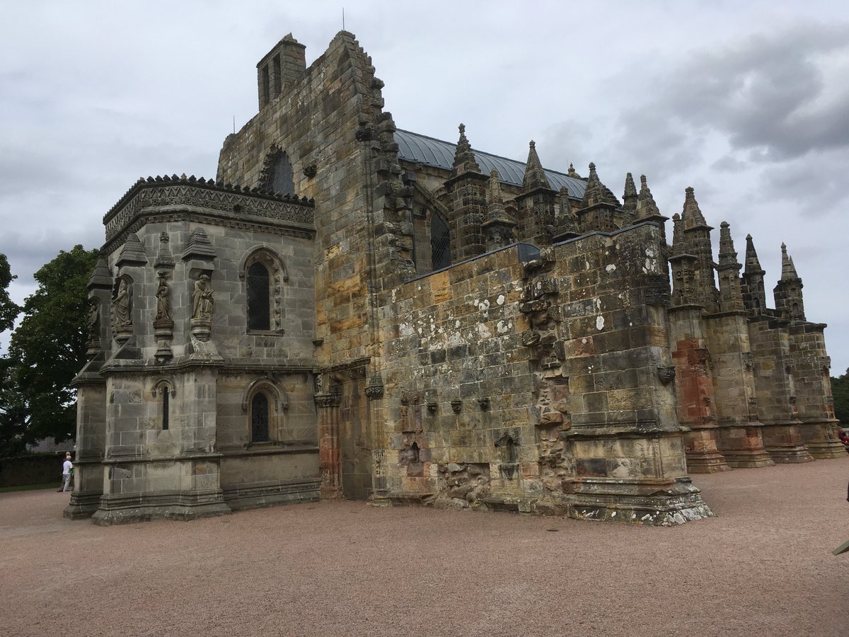 batidivulga's tweet photo. 17- ¿Y ya está? No! Casi tocando a #Edimburgo (mejor si se alquila un coche) en un día se puede ir a un par de sitios. Los amantes del best-seller #ElCodigoDaVinci deben acercarse a #Rosslyn Chappel, el especial templo donde discurre el final de la novela de @AuthorDanBrown https://t.co/wzvny5HVxN