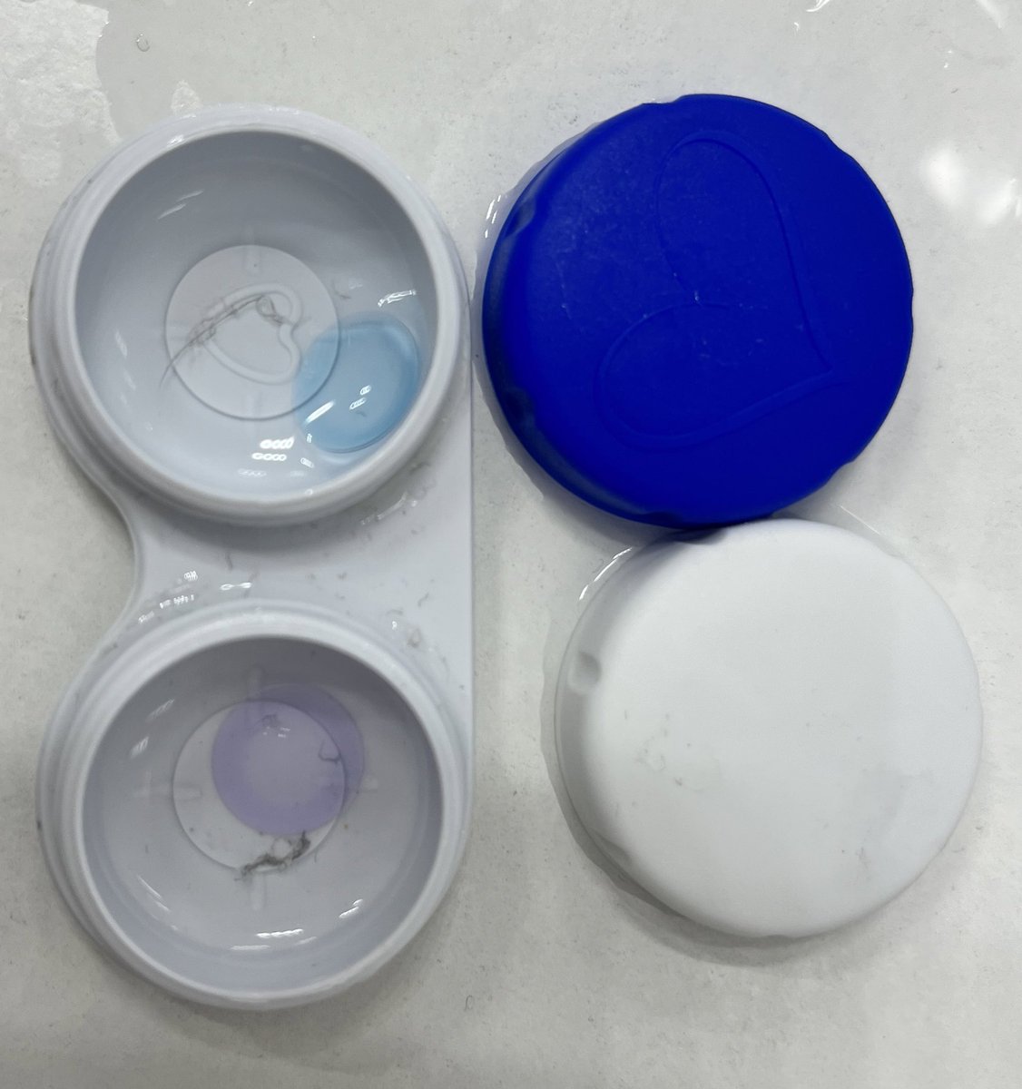 lauraba3's tweet photo. Ayer en @optica_ucm. Las normas de higiene personal no sólo pasan por el aseo corporal. Los pacientes deben ser conscientes del riesgo de infección x la falta de higiene en las LC. Ese es el 🔝riesgo: SU MAL USO.
Aquí os mostramos como limpiarlas. 👁️🧼👉🏼 https://t.co/DCpHrDPORm https://t.co/EdR0CwL3NR