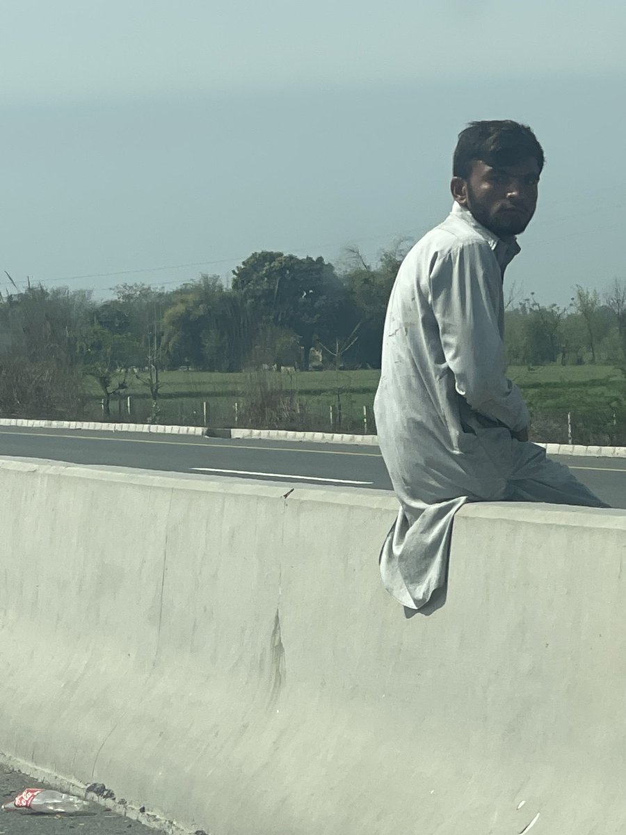 ڈئیر <a href="/NHMPofficial/">National Highways & Motorway Police (NHMP)</a>  لاہور سےعبدالحکیم موٹر وے سیکشن پر لوگوں نے حفاظتی جنگلوں کو توڑ کر گزرنےکے راستےبنا لیے ہیں جوکہ انتہائ خطرناک ہیں!گزشتہ جمعہ بھی ایک فیملی اچانک میری گاڑی کے سامنے آگئی اور آج پھر ایک نوجوان سڑک کراس کرتا گاڑی کے سامنے آگیا، کیا ہم سب کسی حادثے کے منٹطر ہیں