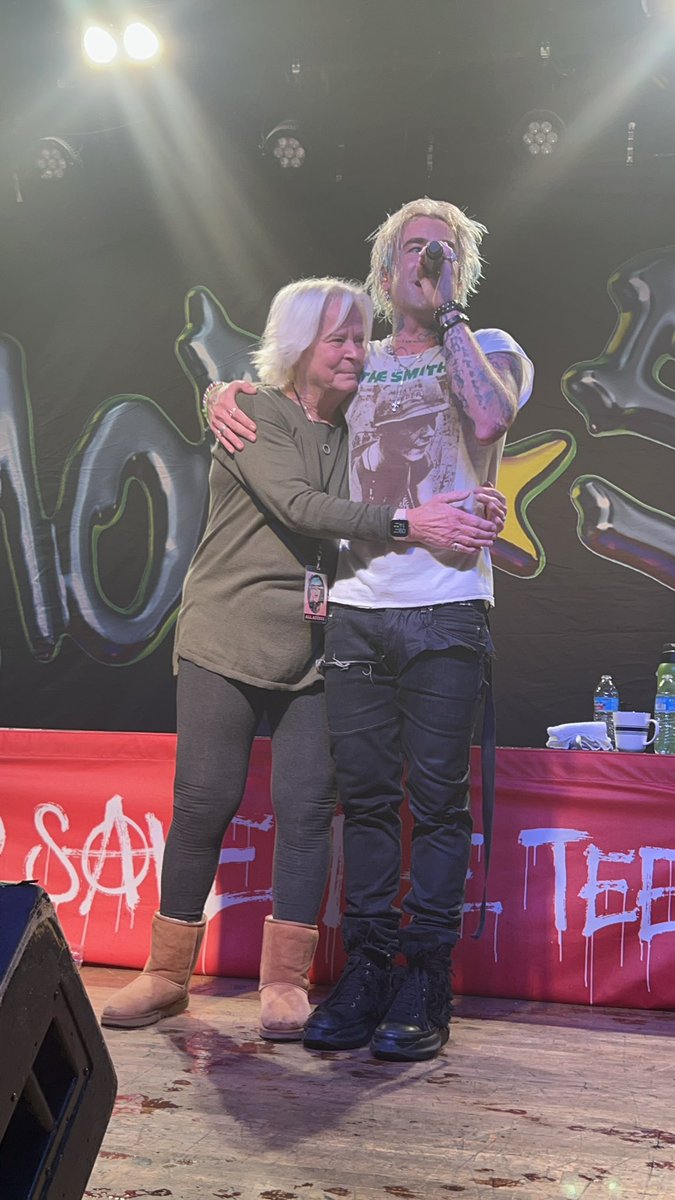 sarburris19's tweet photo. The special moments between mom and son ๐ 2 of the sweetest people! Melted our hearts in Chicago ๐ฅน@MODSUN #godsavetheteentour #momsun #chicagoIL https://t.co/zMtSp6Q5Yv