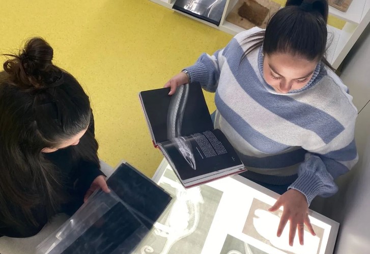 Montserrat_FP's tweet photo. 2n d’#EducacióInfantil a @UManresa #Lab06, una visita molt interessant per experimentar i descobrir activitats per poder treballar ciència amb els infants 👶👧

#FP #FPDual #learningbydoing #somEscolaMontserrat https://t.co/HEM9SmSQD6