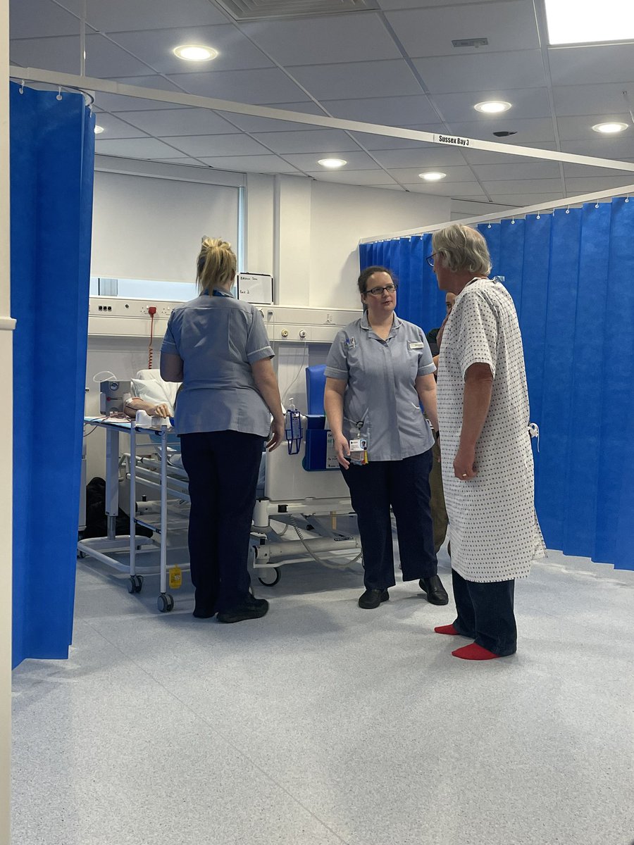 UoP_Nursing's tweet photo. 3rd year simulated placement today - a ward scenario with our fantastic simulated patients causing chaos! Already some great clinical practice, patient advocacy and communication from our students! #simulatedplacement https://t.co/gLAiErOgOh