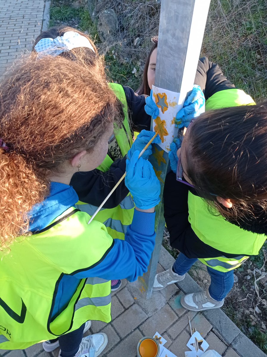 VillamayorCdn's tweet photo. Ya nos hemos puesto manos a la obra pintando las señales del camino escolar 🎨
Y es que con el proyecto tan bonito que es, ¡lo único que le hacía falta era un poco de color!🖌️
Hoy hemos empezado con el camino amarillo, pero... #sevienencositas 😜
@UNICEFCyL #participacióninfantil https://t.co/HbMKecMlQ3