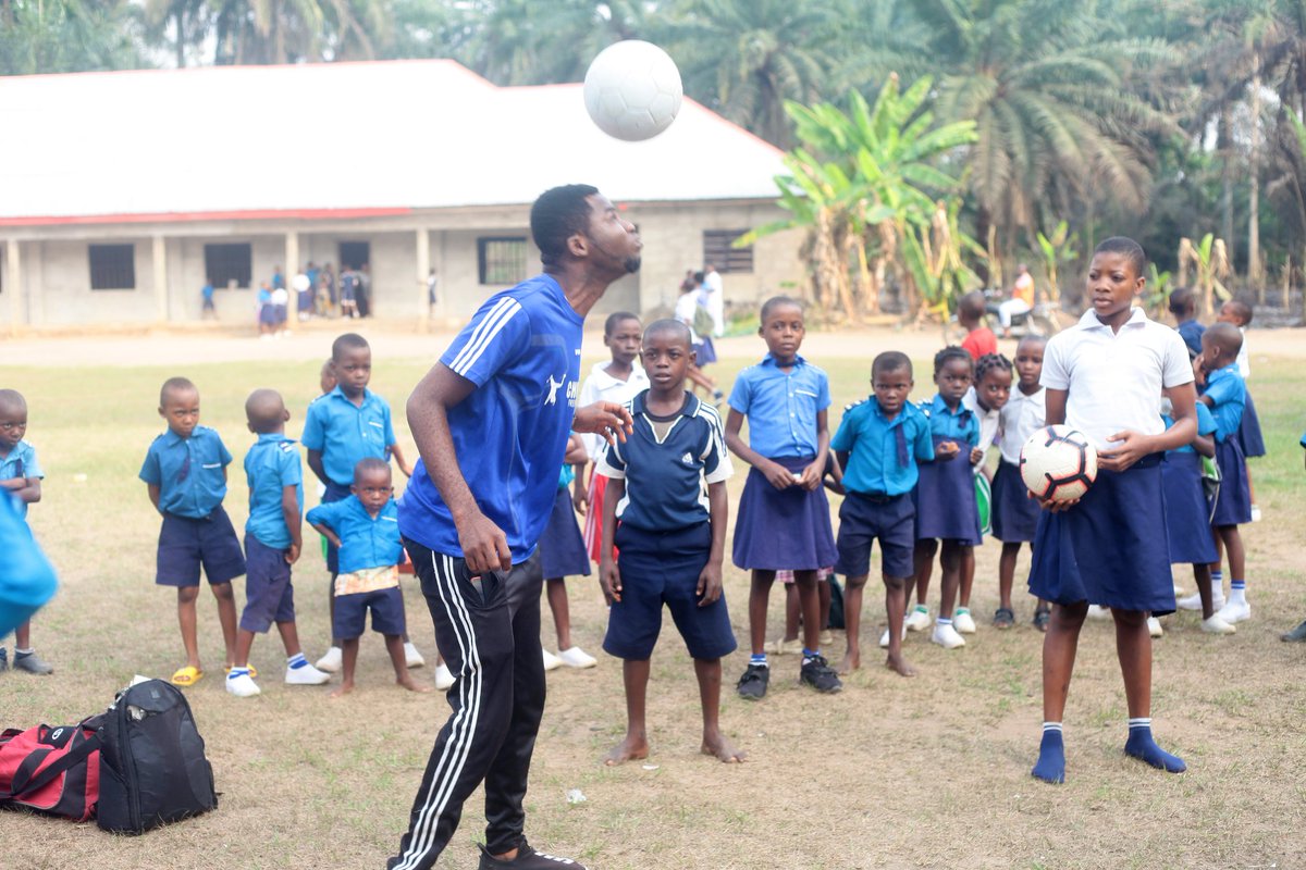 ChukwuebukaFA's tweet photo. WEEK 62: #CSFFTP23

Pictures from Week 62 of the "Chukwuebuka School Freestyle Football Training Program" On 3/3/23 at Excellent Int'l College, wit our founder @ChukwuebukaEZ and #VincentOkezie

#ChukwuebukaFreestyle #ChukwuebukaSchoolFreestyleFootballTrainingProgram #CSFFTP

1/2 https://t.co/BUfLvLWhT3