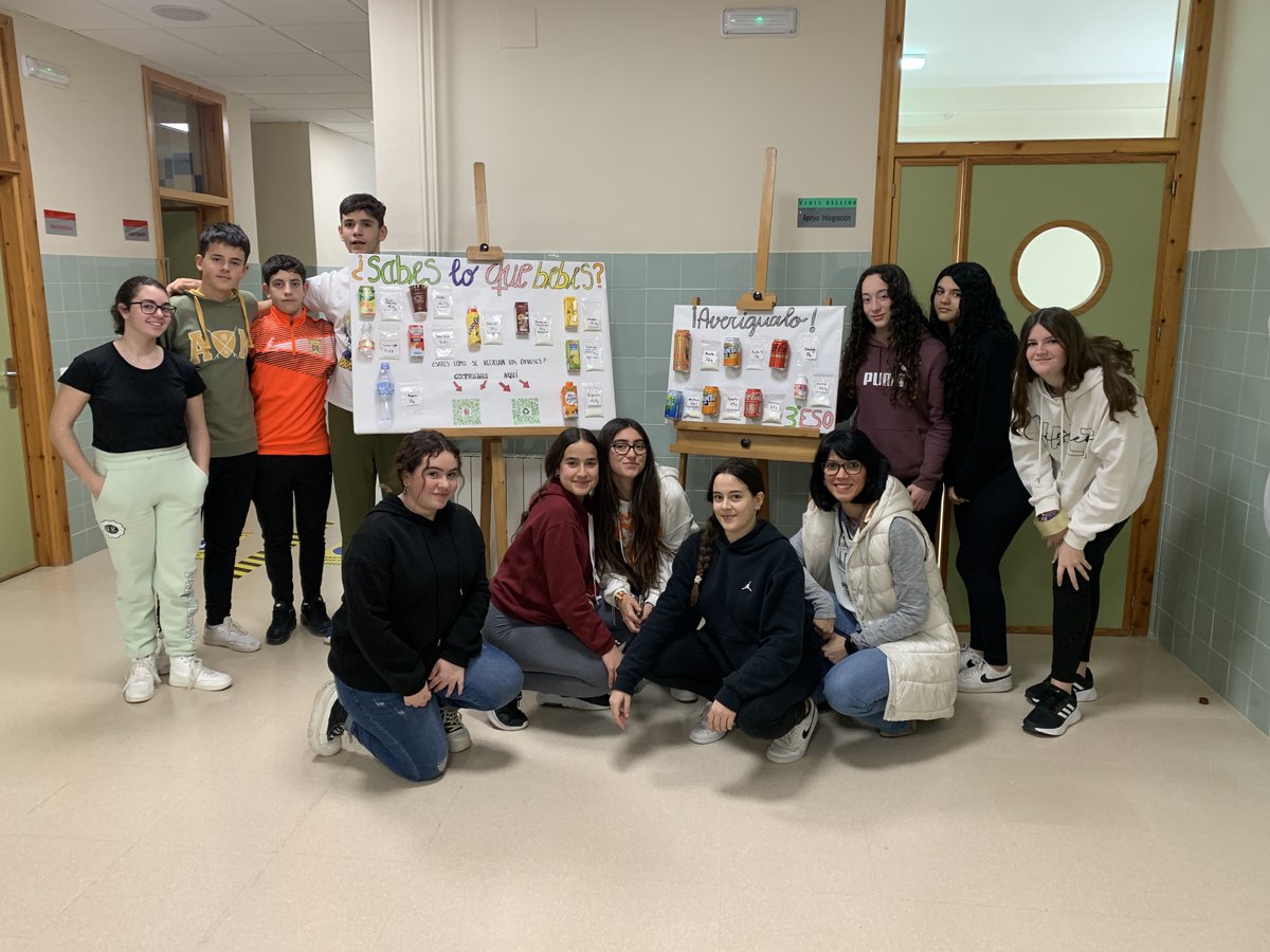 ies_mfr's tweet photo. El alumnado de 3º ESO ha comprobado la cantidad de azúcar que beben habitualmente🧃y ha interpretado la información nutricional de los envases. Además, ha estudiado su economía circular ♻️🙌@blogsimbiosis #proyectosimbiosis @ProEdAldea @programaaldea #recapacicla #ProInnovaAldea https://t.co/1xBIKkbwGr