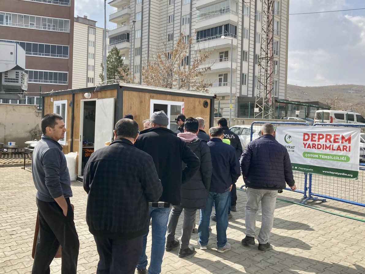 hayratyardim's tweet photo. Kahramanmaraş'ın Afşin ilçesinde hizmet veren aşevlerimiz günlük 3 öğün sıcak yemek ile bölgedeki afetzedeler için aralıksız çalışmaya devam ediyor. https://t.co/sZ5G55dDOi