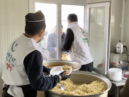 hayratyardim's tweet photo. Kahramanmaraş'ın Afşin ilçesinde hizmet veren aşevlerimiz günlük 3 öğün sıcak yemek ile bölgedeki afetzedeler için aralıksız çalışmaya devam ediyor. https://t.co/sZ5G55dDOi