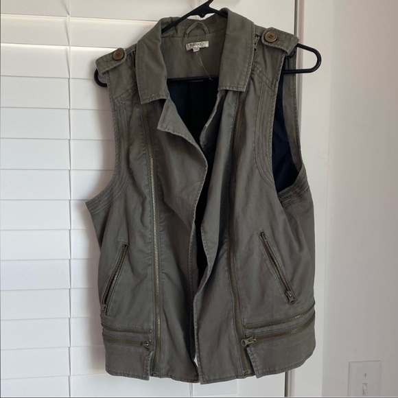 BeBoundlessBo's tweet photo. So good I had to share! Check out all the items I'm loving on @Poshmarkapp #poshmark #fashion #style #shopmycloset #effervescentbubbles #buffalodavidbitton: https://t.co/DDIMVC4AHO https://t.co/eOQU4DA5qv