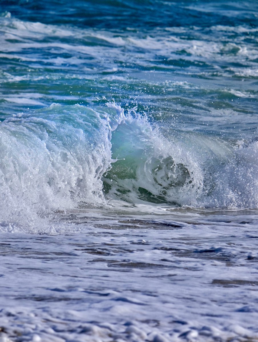 Liquid beauty.
#cornwall #kernow #lovecornwall #cornishcoast #sea #ocean #visitcornwall #capturingcornwall #stives #stivescornwall #sky #marine #stivesbay #sky #beach #waves #cornwallcoast #storm #surf #bigwaves #oceanphotography #nature #naturephotography @beauty_cornwall