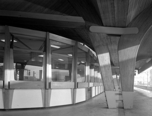 Manchester Oxford Road station is one of Britain’s best , yet lesser-known, modernist railway buildings. So, I met Elain Harwood of <a href="/HistoricEngland/">Historic England</a> there – she’ll tell the story of this wooden gem TONIGHT on #TheArchitectureTheRailwaysBuilt, on <a href="/YesterdayTweets/">U&Yesterday</a> &amp; <a href="/UKTVPlay/">U</a> 8pm!