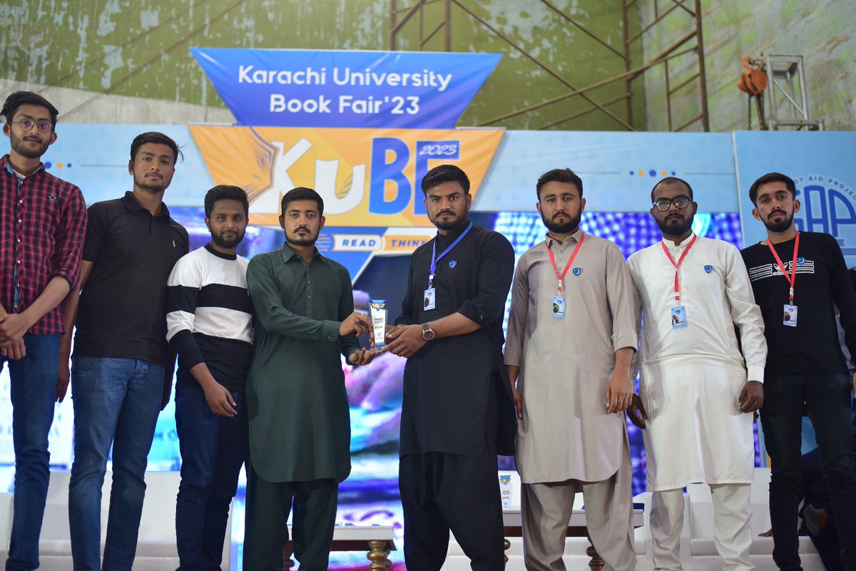JamiatKu's tweet photo. 𝙍𝙚𝙥𝙧𝙚𝙨𝙚𝙣𝙩𝙖𝙩𝙞𝙫𝙚𝙨 𝙛𝙧𝙤𝙢 𝙤𝙩𝙝𝙚𝙧 𝙨𝙩𝙪𝙙𝙚𝙣𝙩 𝙤𝙧𝙜𝙖𝙣𝙞𝙯𝙖𝙩𝙞𝙤𝙣𝙨 𝙫𝙞𝙨𝙞𝙩𝙚𝙙 𝙆𝙖𝙧𝙖𝙘𝙝𝙞 𝙐𝙣𝙞𝙫𝙚𝙧𝙨𝙞𝙩𝙮 𝘽𝙤𝙤𝙠 𝙁𝙖𝙞𝙧'23 𝘽𝙧. 𝘼𝙡𝙞 𝙌𝙪𝙧𝙚𝙨𝙝𝙞 𝙥𝙧𝙚𝙨𝙚𝙣𝙩𝙚𝙙 𝙩𝙝𝙚𝙢 𝙖𝙣 𝙝𝙤𝙣𝙤𝙧𝙖𝙧𝙮 𝙨𝙝𝙞𝙚𝙡𝙙 𝙤𝙛 𝙆𝙐𝘽𝙁'23.
#kubf https://t.co/eC9mjxxbDX