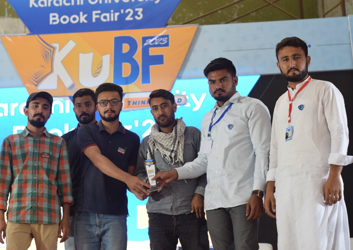 JamiatKu's tweet photo. 𝙍𝙚𝙥𝙧𝙚𝙨𝙚𝙣𝙩𝙖𝙩𝙞𝙫𝙚𝙨 𝙛𝙧𝙤𝙢 𝙤𝙩𝙝𝙚𝙧 𝙨𝙩𝙪𝙙𝙚𝙣𝙩 𝙤𝙧𝙜𝙖𝙣𝙞𝙯𝙖𝙩𝙞𝙤𝙣𝙨 𝙫𝙞𝙨𝙞𝙩𝙚𝙙 𝙆𝙖𝙧𝙖𝙘𝙝𝙞 𝙐𝙣𝙞𝙫𝙚𝙧𝙨𝙞𝙩𝙮 𝘽𝙤𝙤𝙠 𝙁𝙖𝙞𝙧'23 𝘽𝙧. 𝘼𝙡𝙞 𝙌𝙪𝙧𝙚𝙨𝙝𝙞 𝙥𝙧𝙚𝙨𝙚𝙣𝙩𝙚𝙙 𝙩𝙝𝙚𝙢 𝙖𝙣 𝙝𝙤𝙣𝙤𝙧𝙖𝙧𝙮 𝙨𝙝𝙞𝙚𝙡𝙙 𝙤𝙛 𝙆𝙐𝘽𝙁'23.
#kubf https://t.co/eC9mjxxbDX