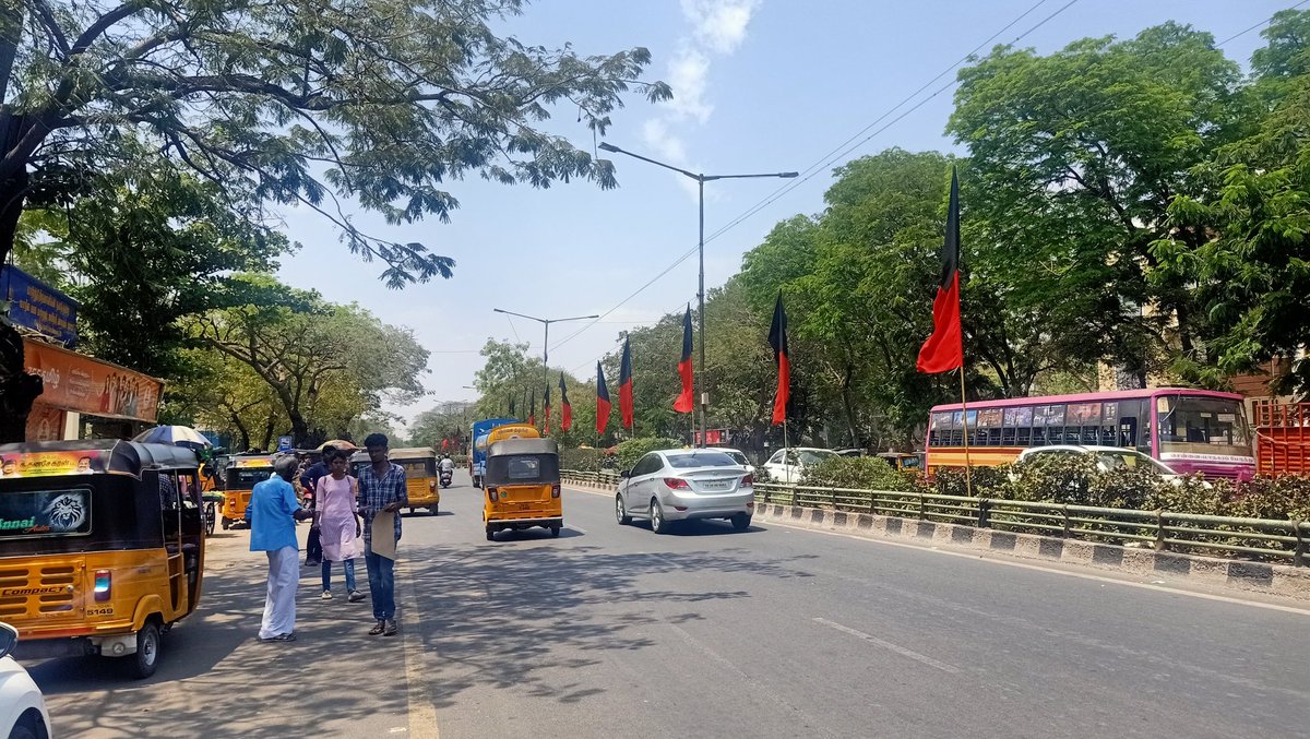 sathishwizards's tweet photo. @ChennaiTraffic &amp; @chennaicorp 
Started providing permission for keeping flags in centre median?
From kknagar ESI to nesapakam junction for entire stretch fully flags are kept which is very dangerous for riders. @PriyarajanDMK https://t.co/tEEnONi19U