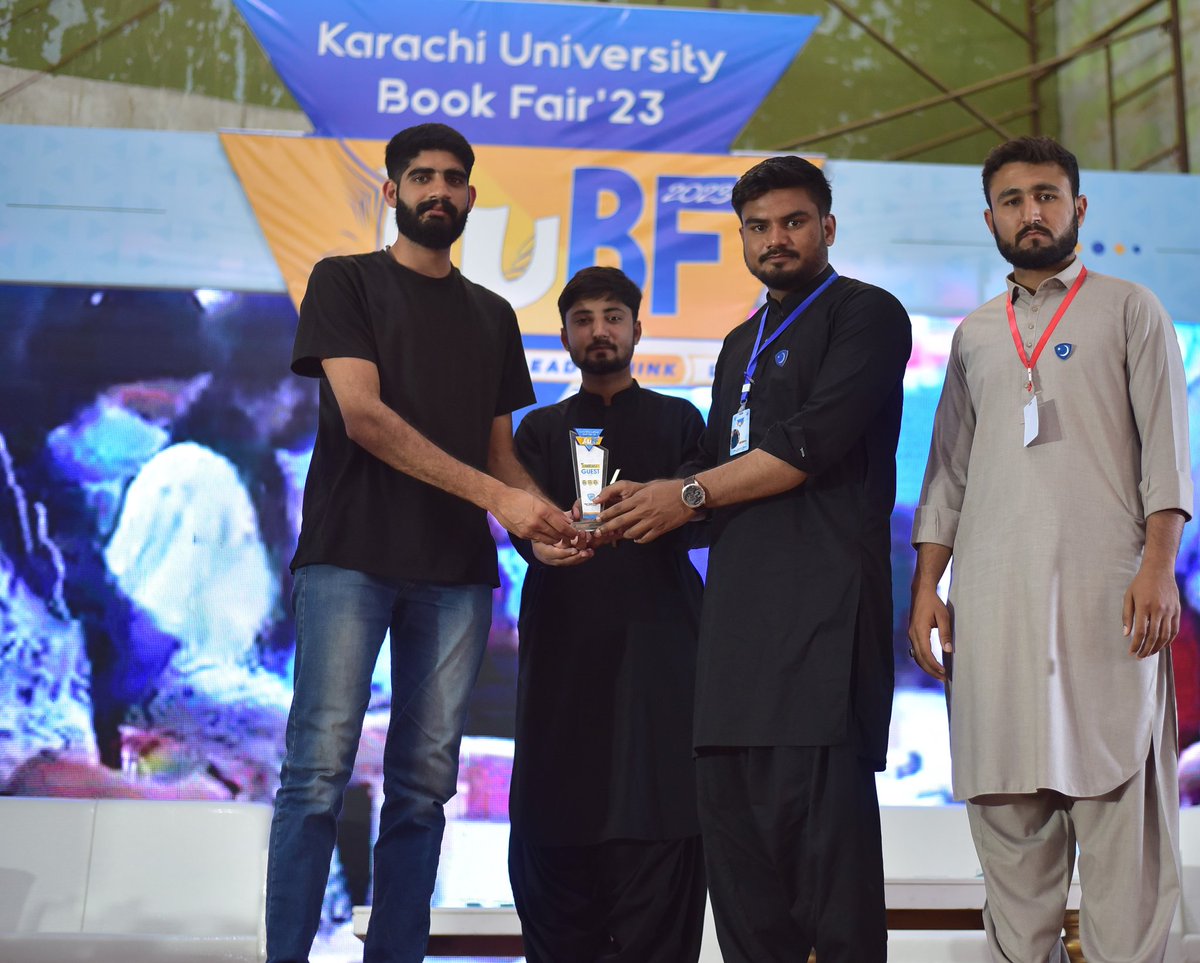 JamiatKu's tweet photo. 𝙍𝙚𝙥𝙧𝙚𝙨𝙚𝙣𝙩𝙖𝙩𝙞𝙫𝙚𝙨 𝙛𝙧𝙤𝙢 𝙤𝙩𝙝𝙚𝙧 𝙨𝙩𝙪𝙙𝙚𝙣𝙩 𝙤𝙧𝙜𝙖𝙣𝙞𝙯𝙖𝙩𝙞𝙤𝙣𝙨 𝙫𝙞𝙨𝙞𝙩𝙚𝙙 𝙆𝙖𝙧𝙖𝙘𝙝𝙞 𝙐𝙣𝙞𝙫𝙚𝙧𝙨𝙞𝙩𝙮 𝘽𝙤𝙤𝙠 𝙁𝙖𝙞𝙧'23 𝘽𝙧. 𝘼𝙡𝙞 𝙌𝙪𝙧𝙚𝙨𝙝𝙞 𝙥𝙧𝙚𝙨𝙚𝙣𝙩𝙚𝙙 𝙩𝙝𝙚𝙢 𝙖𝙣 𝙝𝙤𝙣𝙤𝙧𝙖𝙧𝙮 𝙨𝙝𝙞𝙚𝙡𝙙 𝙤𝙛 𝙆𝙐𝘽𝙁'23.
#kubf https://t.co/eC9mjxxbDX