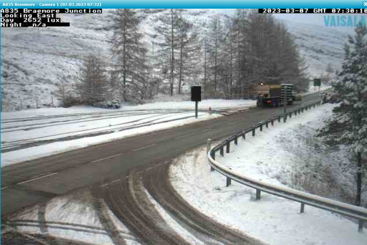 Another gritter #spotted this time on the #A835 at #Braemore teams are working hard to #KeepScotlandMoving & clear! 32 gritters are out across the network.  Please drive to conditions & #TakeCare if out.