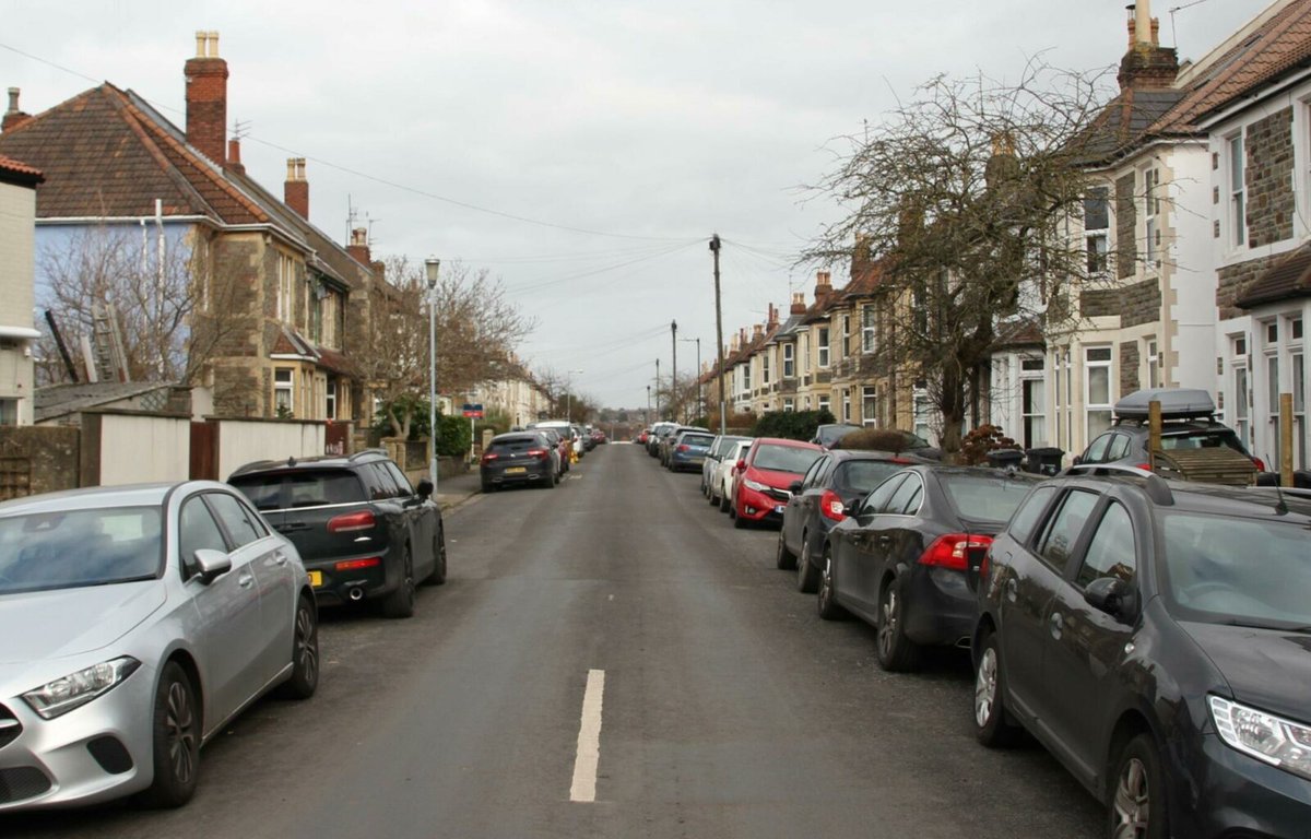 Over 100 years ago each house in Kennington Avenue, #Bristol had a🌳tree outside. Sadly most have now long gone, but….

…residents have self-organised via street whatsapp group to chip in to sponsor new trees through our charity <a href="/treesforstreets/">Trees for Streets</a>

👉treesforstreets.org/restoring-an-a…