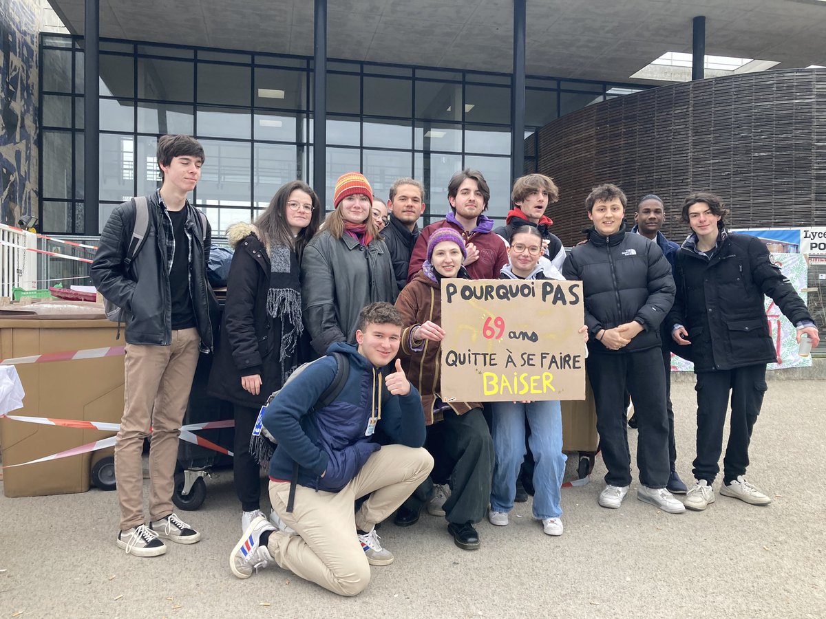 NRRomorantin's tweet image. Les élèves du lycée Claude-de-France de Romorantin sont mobilisés pour cette nouvelle journée de mobilisation contre la réforme des retraites. 

Depuis 5h30, une quinzaine d’élèves bloque l’accès au lycée. 

Ils rejoindront le cortège de Romorantin qui partira à 10h.