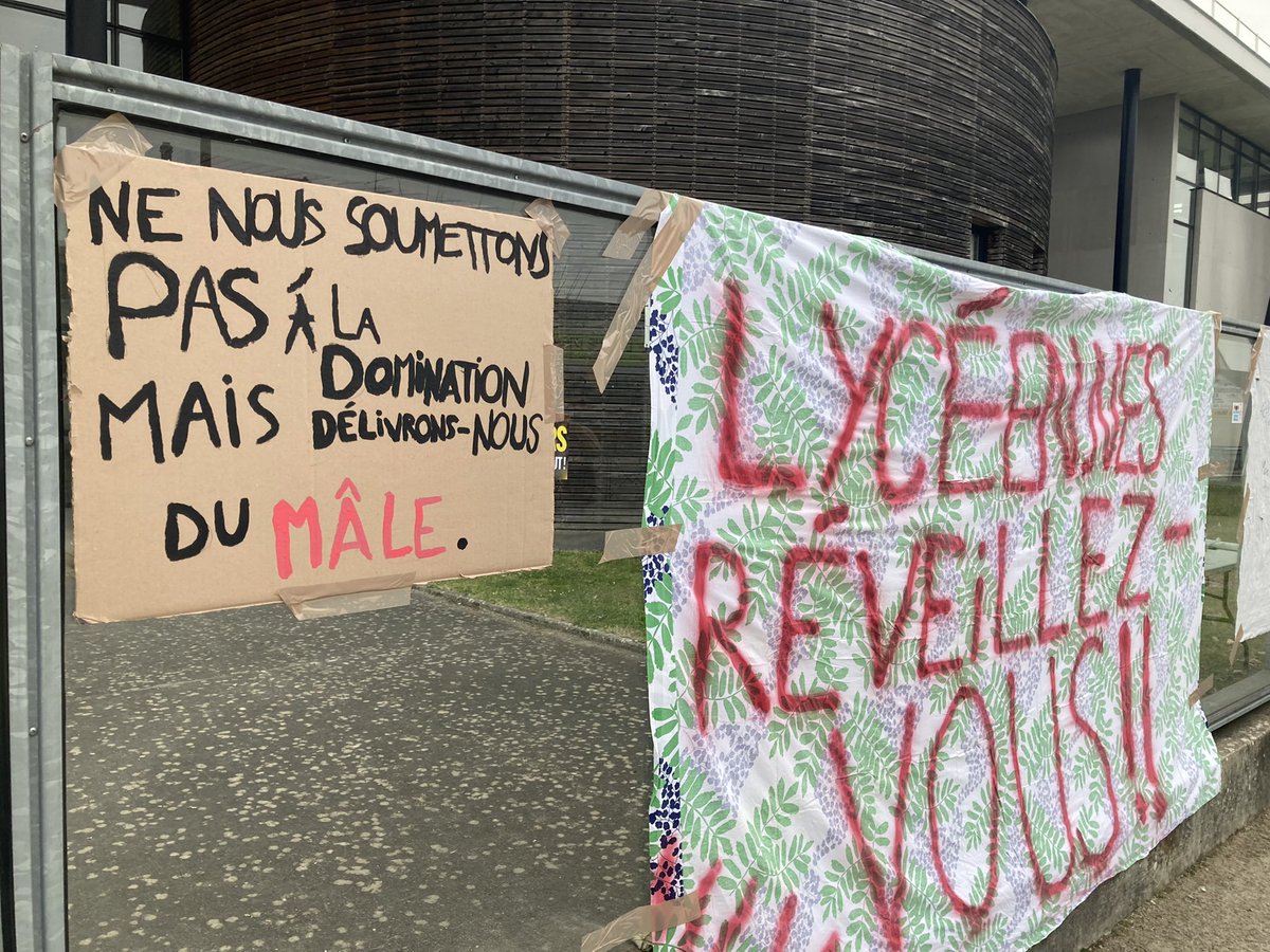 NRRomorantin's tweet image. Les élèves du lycée Claude-de-France de Romorantin sont mobilisés pour cette nouvelle journée de mobilisation contre la réforme des retraites. 

Depuis 5h30, une quinzaine d’élèves bloque l’accès au lycée. 

Ils rejoindront le cortège de Romorantin qui partira à 10h.