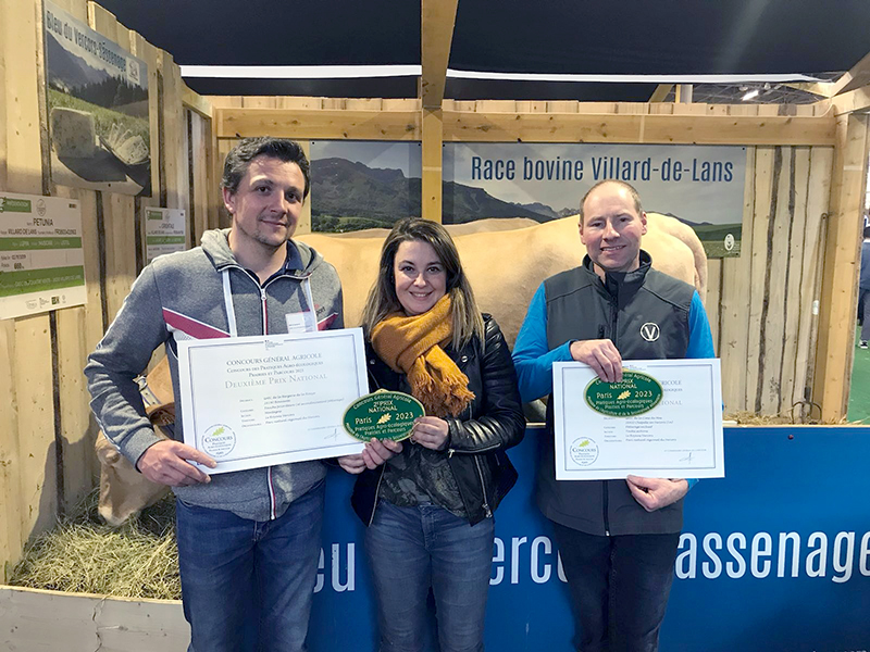 Victoire ! Heureux d'annoncer : le 1er 🏆et le 2nd 🏆 du Concours des pratiques agroécologiques - prairies parcours reviennent aux éleveurs  bergerie de la Rouye à Bouvante et la ferme de la Cîme du Mas à La Chapelle-en-Vercors. BRAVO ! 💕💪
#SIA2023 #Vercors @La_drome