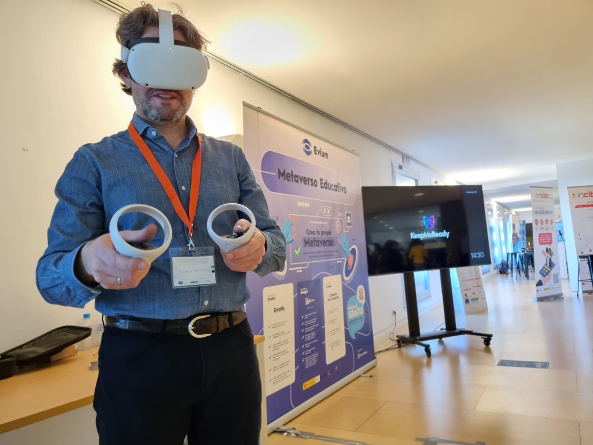 KeepMeReadyStd's tweet photo. Un honor que Antonio Paredes y María Morenos de @InnovacionForm probaran nuestra plataforma #EviumSpace.

Os dejamos algunas fotos! Doy fe de que lo pasaron muy bien! 🥰

Video completo del Evento #InnovaEx23
https://t.co/nGkHoMk2A4

Gracias a todos por asistir! https://t.co/uyvAwg3vWE