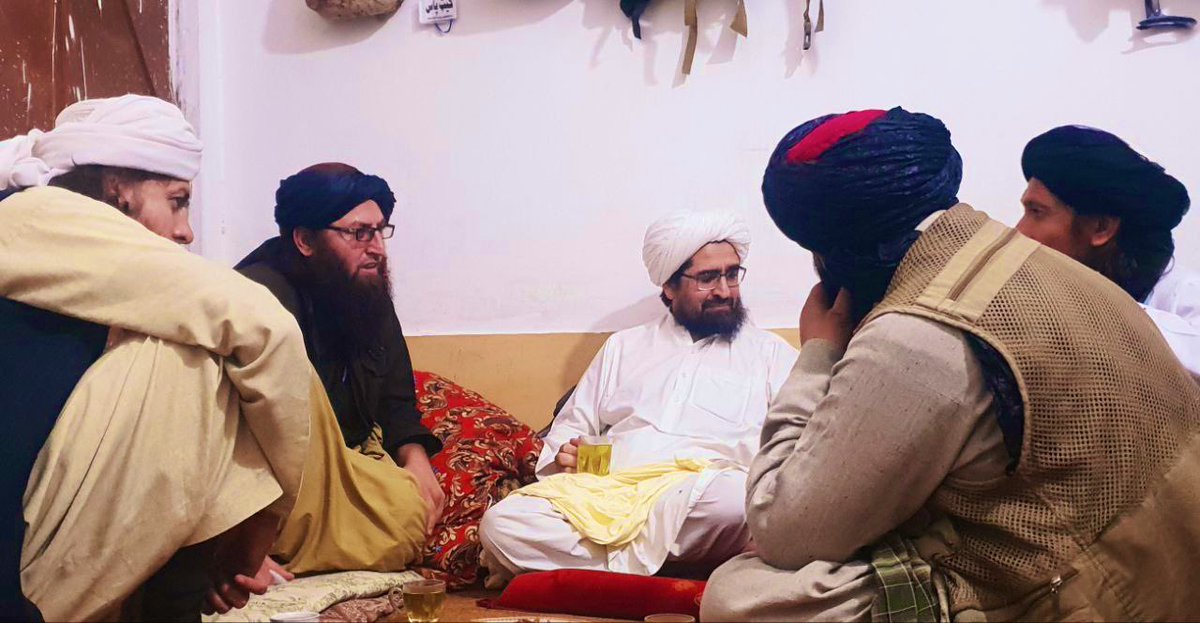 Mhassan_n's tweet photo. قلم له اوښکو  ډکوم د ستا نامه پرې لیکم
د زړه کتاب غني کوم د ستا نامه پرې لیکم

زه یو مئین یم تر دې حده د وخت قدر کوم
په هر یو څۀ چې څۀ لیکم د ستا نامه پرې لیکم

لکه د شـاتو  مچۍ  ګرځمه  ګلونو  پسې
ترېنه خواږۀ راټولوم د ستا نامه پرې لیکم

شهید شیخ الاسلام حقاني تقبله الله https://t.co/Ds7WrhYCWM