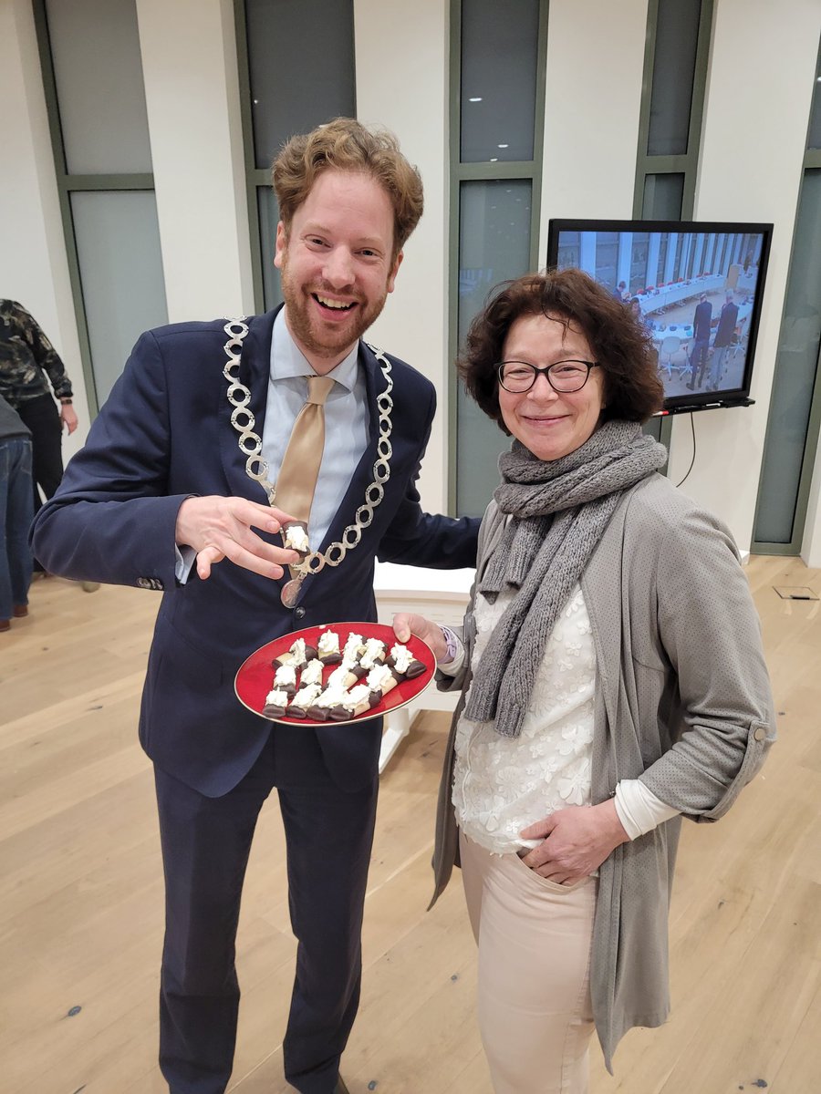 Ons raadslid Monique deelde gisteren smeerpijpjes uit voorafgaand aan de raadsvergadering om te vieren dat de ENKA lozing van de baan is. Zo ook aan burgemeester Vermeulen. Met twee breed gesteunde moties zette de D66-fractie druk op dit dossier. Mooi resultaat! #smeerpijp #ENKA