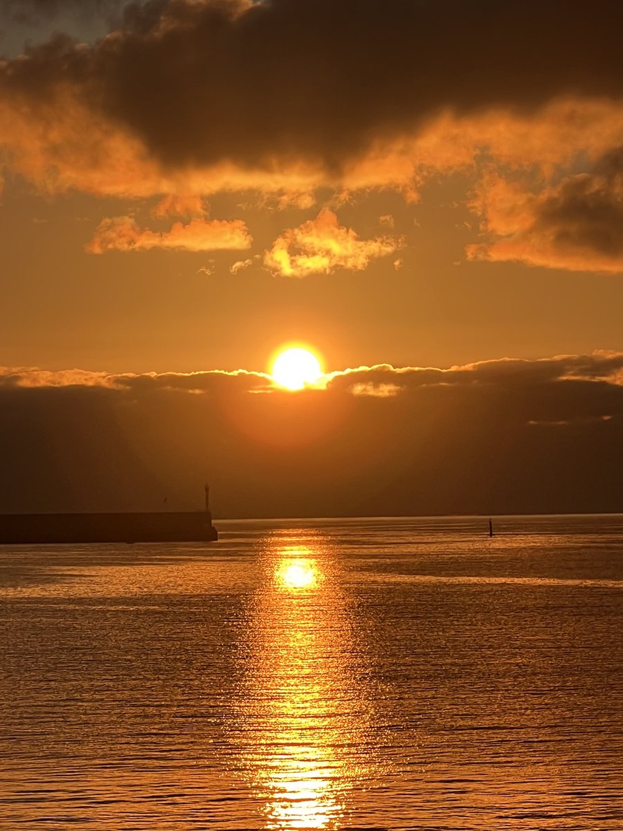 Guanila's tweet photo. Amanece en la bocana del Muelle de la Luz, LPGC. https://t.co/v5taG6BdZ0
