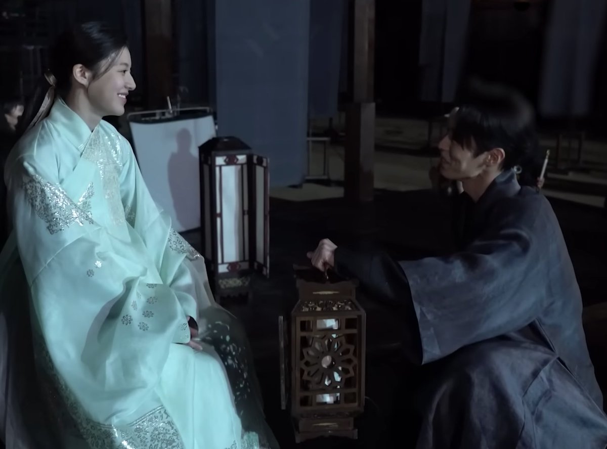 _kdramafilms's tweet photo. tHE WAY THEY JUST LOOK AT EACH OTHER?!?!?!?! PARENTS... I JUST WANT TO SCREAM😭❤ 

#AlchemyOfSouls #GoYounJung #LeeJaeWook https://t.co/AzImEk39Hx