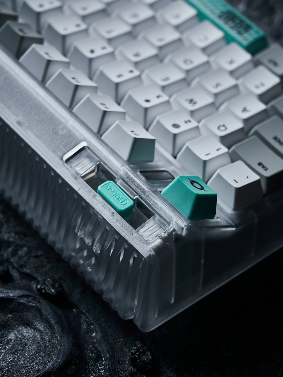 iQunix's tweet image. [OG80 Wormhole]

A teal 2.4GHz receiver and connect it to a pc, and BOOM, there you have it: a tunnel through space-time.

·On-board Storage Compartment·
Say goodbye to losing the 2.4GHz receiver!

🛒iqunix.store/collections/80…

 #IQUNIX #MechanicalKeyboard #keyboarddesign #keycaps