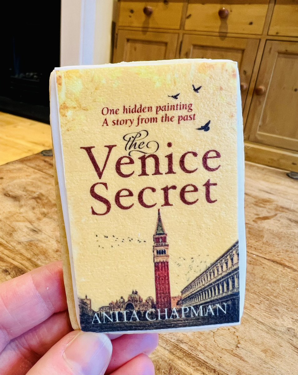 I just love my ✨The Venice Secret biscuits. Too beautiful to eat 💛