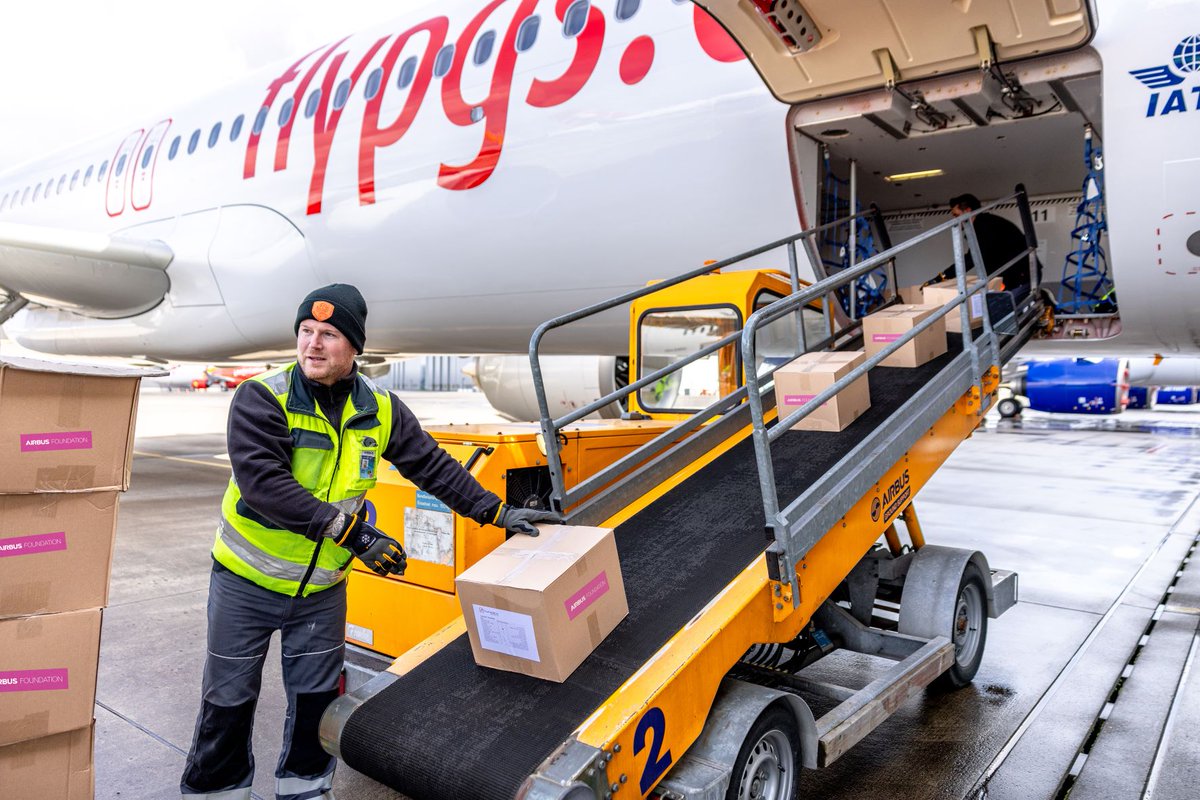 Bugün <a href="/AirbusFdn/">Airbus Foundation</a>, <a href="/humedica/">humedica</a> işbirliği ile <a href="/flymepegasus/">Pegasus Airlines</a>'a ait A321neo uçağı ile Hamburg’dan istanbul’a 6,5 tonluk yardım malzemesi ulaştırdı.
