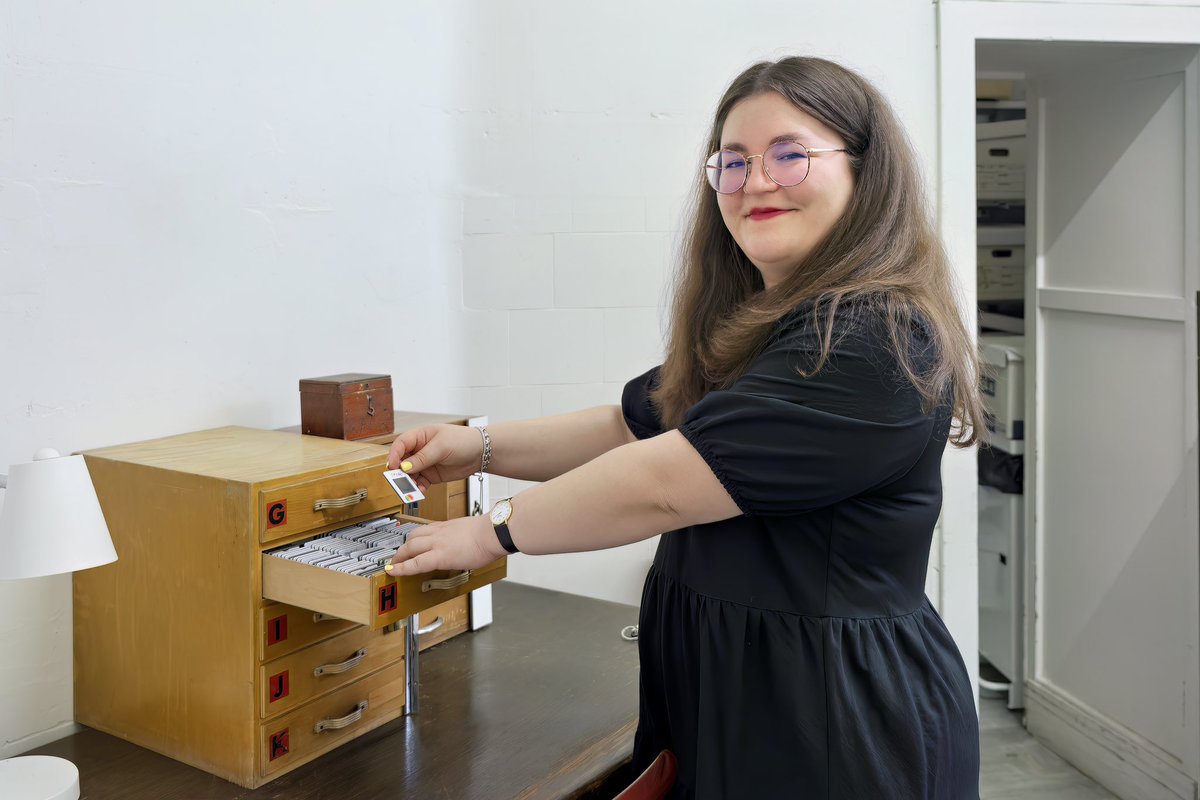 FriendsofGRI's tweet image. Meet Summer &amp;amp; Francesca, our 2 fabulous museum studies students🥰

What have they been up to?

🤩Meticulously archiving
🤩Creating a Wm Macewen exhibition 
🤩Helping to design the garden area
🤩Volunteering in the museum
🤩Educating us #tricksofthetrade

📸 from @ForzaFilmsUK 😍