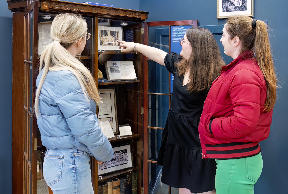FriendsofGRI's tweet image. Meet Summer &amp;amp; Francesca, our 2 fabulous museum studies students🥰

What have they been up to?

🤩Meticulously archiving
🤩Creating a Wm Macewen exhibition 
🤩Helping to design the garden area
🤩Volunteering in the museum
🤩Educating us #tricksofthetrade

📸 from @ForzaFilmsUK 😍