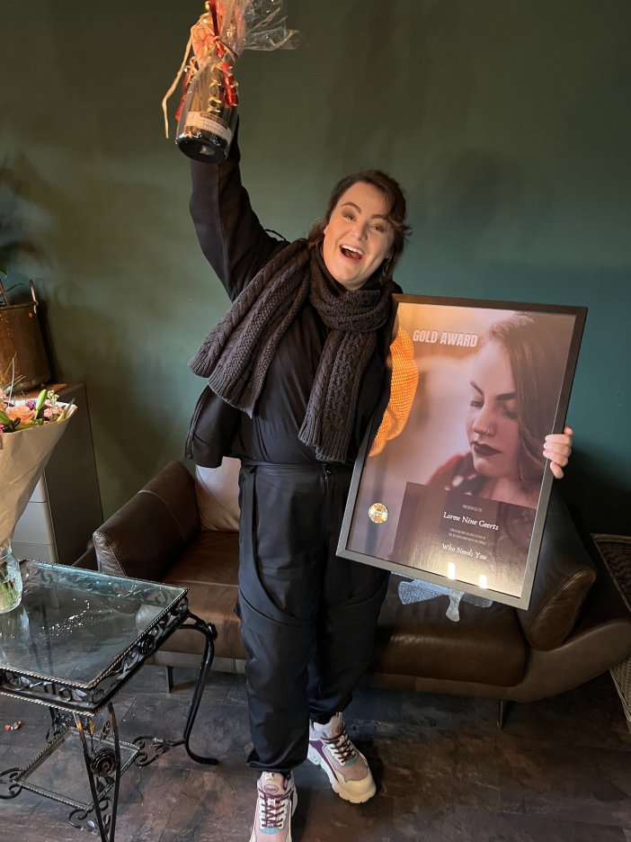 HEDEL - Loren Nine Geerts heeft goud te pakken. Haar nummer 'Who needs you' is maar liefst 8,6 miljoen keer gestreamd in Nederland. "En wereldwijd al vijftien miljoen keer", vertelt de 26-jarige zangeres en liedjesschrijver.

Lees verder op de website. bit.ly/3LaqXz4