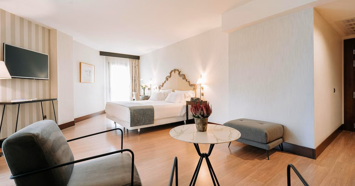 Amplitud, luminosidad, zona de estar, terraza y vistas al #JardinFrancés. Un entorno maravilloso, una ciudad llena de planes culturales, gastronómicos y de ocio, un hotel lleno de vida, pasillos llenos de obras de arte...
#visitaAvilés #hotelpalaciodeavilés