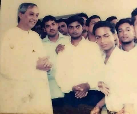 suryanandannet's tweet photo. Pehchan Kaun ? 

ମୁଖ୍ୟମନ୍ତ୍ରୀଙ୍କ ସଂଗେ ଜଣେ ଯୁବ ନେତା ( ପୂର୍ବତନ ମନ୍ତ୍ରୀ ) ଉପସ୍ଥିତ ଅଛନ୍ତି . ଚିହିଁ ହଉଛି କି ? https://t.co/kvI9Rku4A3