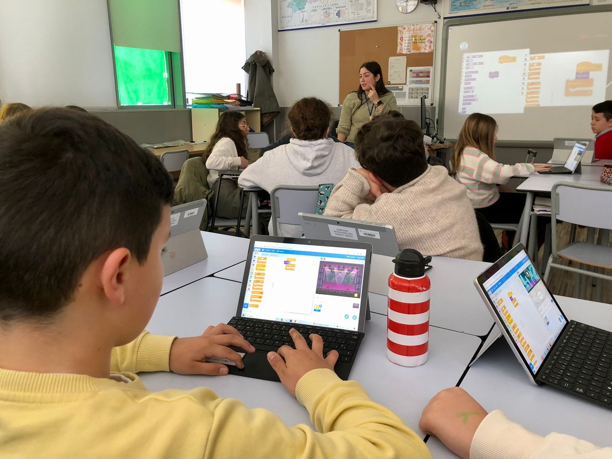 gmjovellanos1's tweet photo. #genyus School sigue aportándonos una experiencia súper positiva en cuanto al emprendimiento, trabajo colaborativo, participación,...
El alumnado de sexto dispone de una herramienta estupenda para crecer en diferentes ámbitos y la están aprovechando👏👏👏 https://t.co/IQ5kVtCiGZ