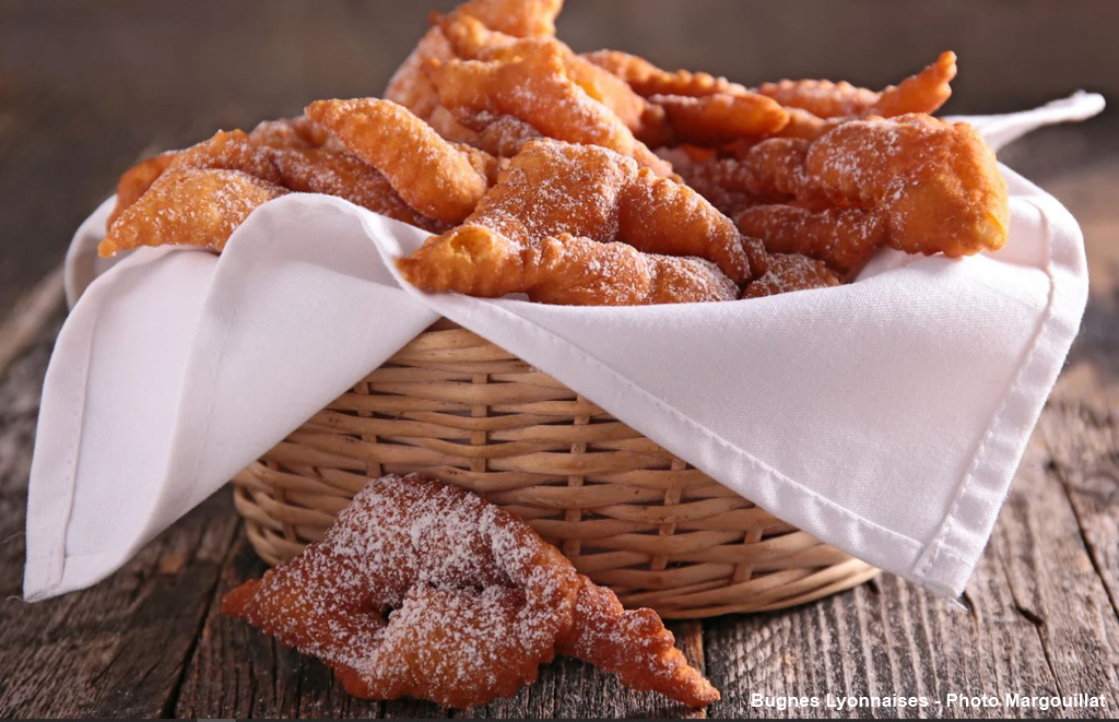 Partir_Ici's tweet photo. [ Douceurs ] ✔️  
On mange des #bugnes de mi-février à mi-mars (même toute l'année non ? 🥳 ) Alors profitons-en, c'est tellement bon 😋

✔️ Par ici la #recette 👉 https://t.co/FOY0fUU6Tq https://t.co/GKhOZWrP3U